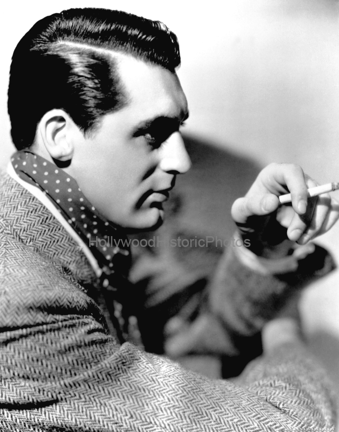 Cary Grant 1932 wm Striking an amazing pose for a photo shoot.jpg